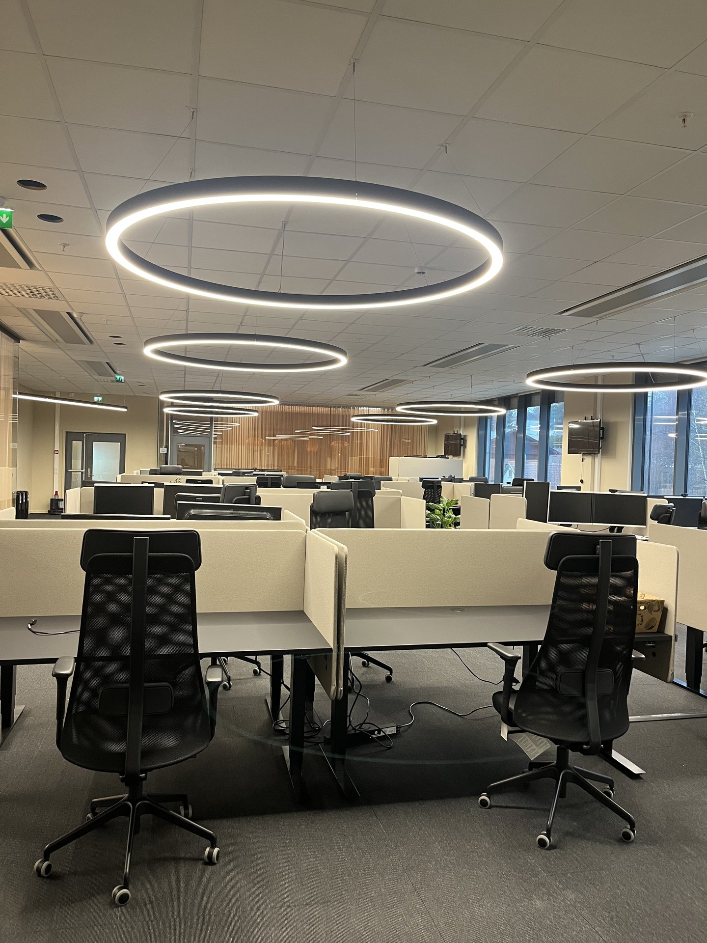 Åpent kontorlandskap hos Dikeverket med arbeidsplasser og karakteristiske ringlamper