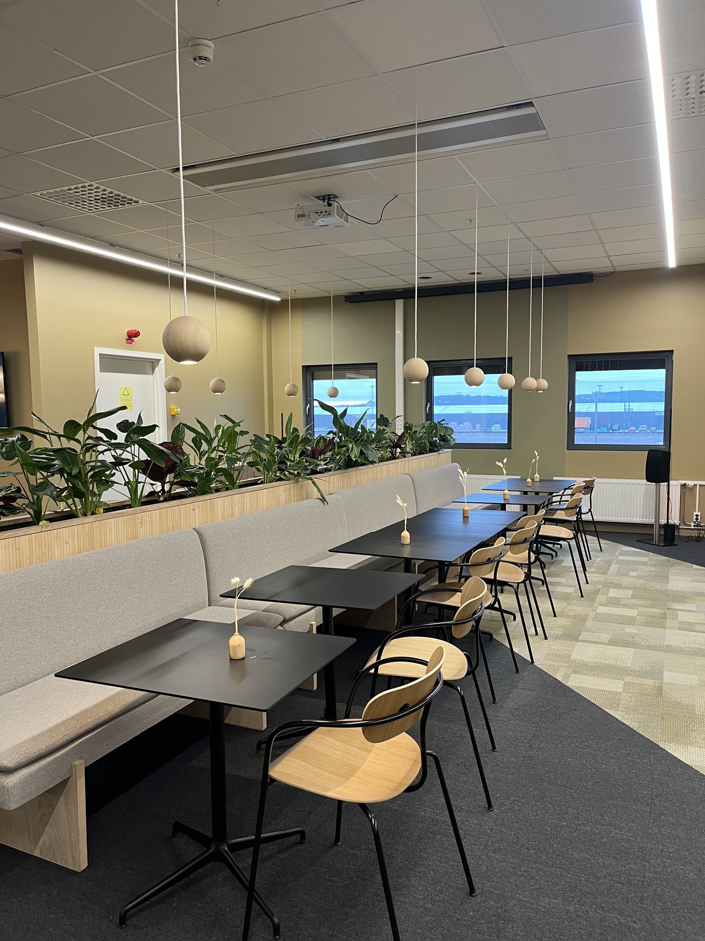 Kafé- og spiseområde i kontorfellesskapet Dikeverket