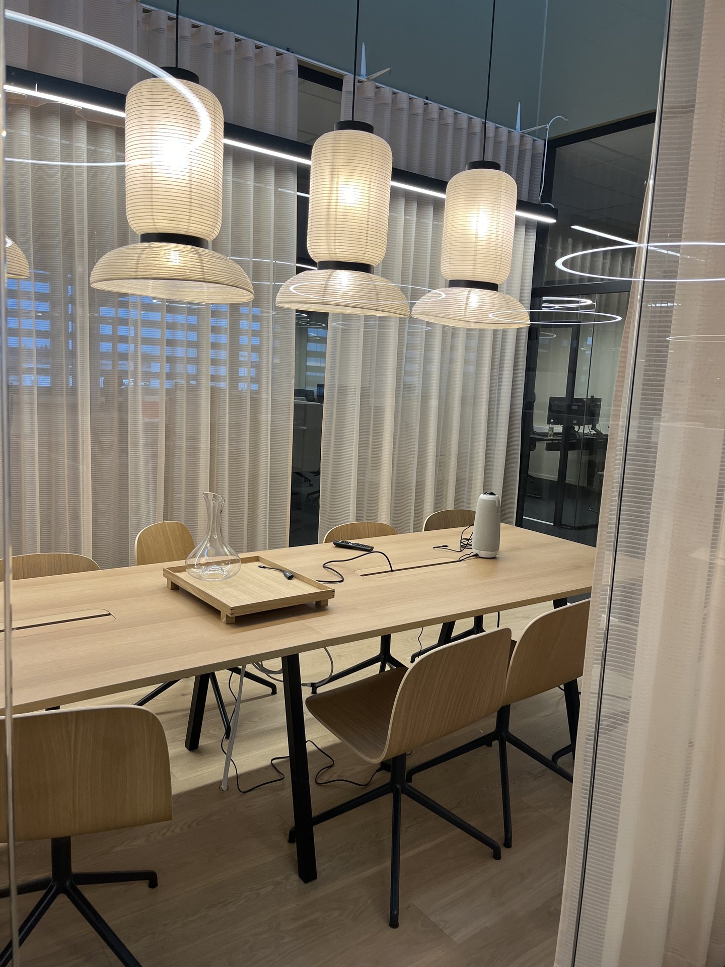 Møterom hos Dikeverket med bord, skjerm og moderne belysning