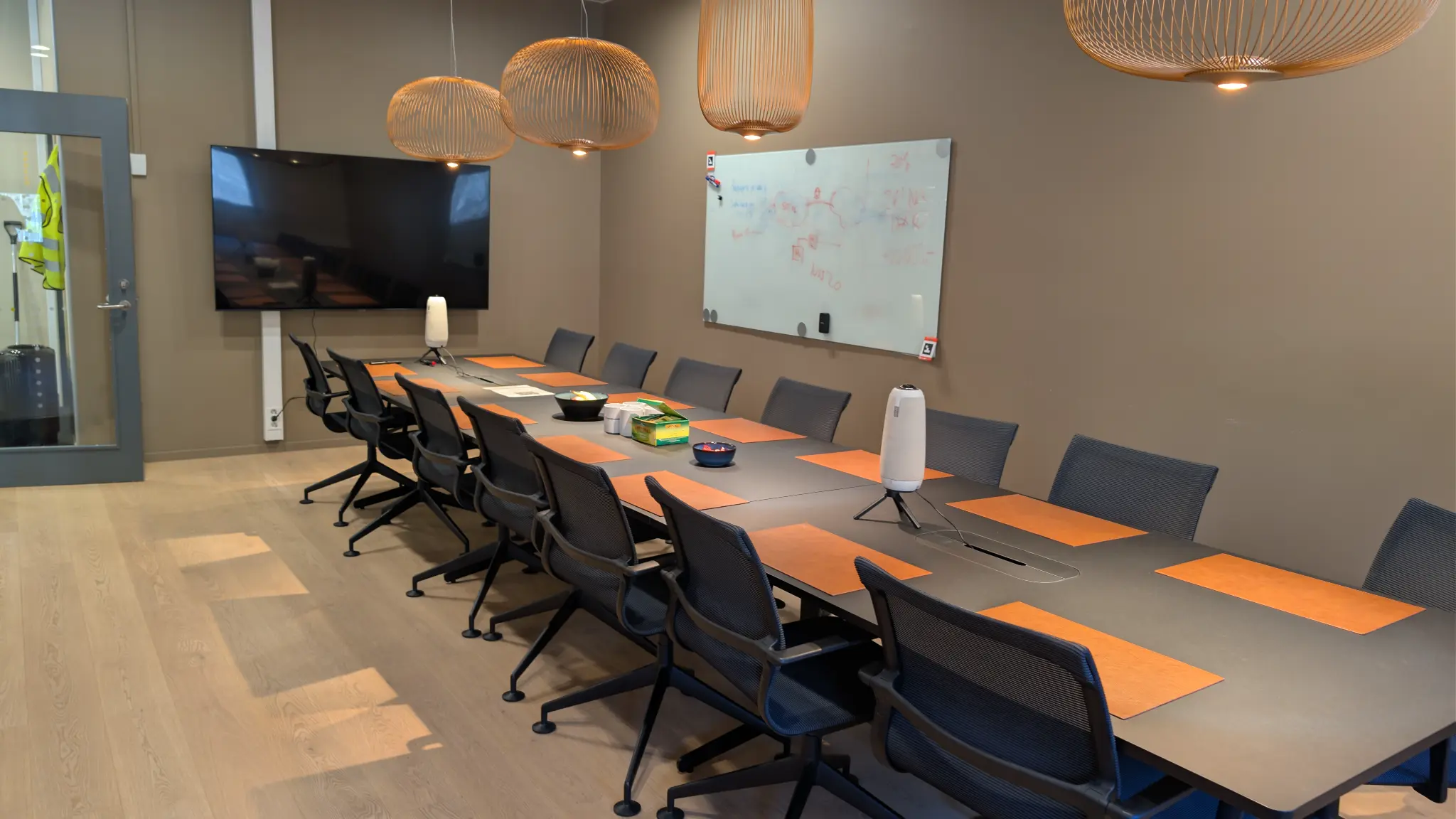 Stort møterom hos Dikeverket med langbord og Secto Design-lamper